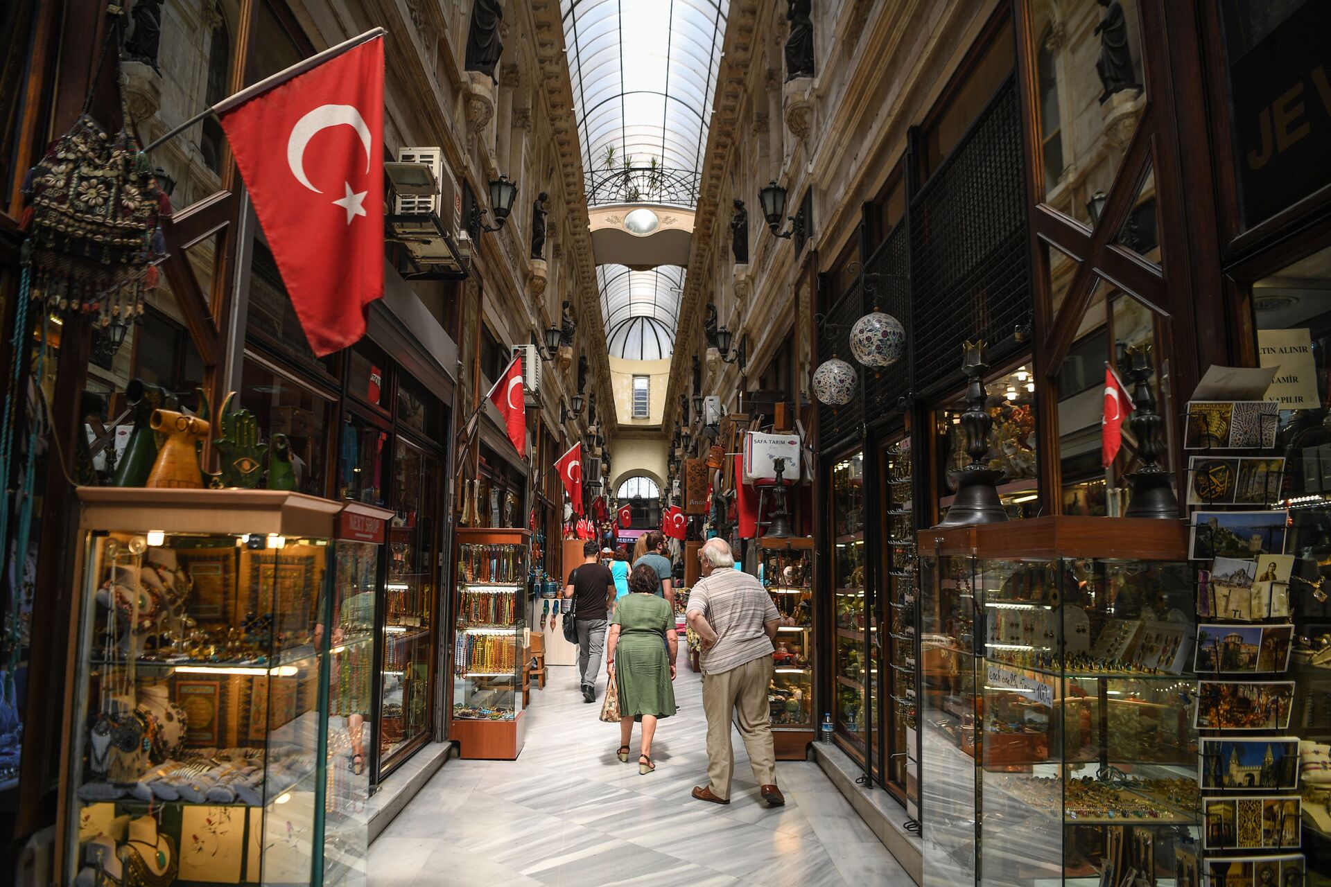 Люди совершают покупки в галерее Европа, возле проспекта Истикляль, в районе Бейоглу, в Стамбуле - Sputnik Азербайджан, 1920, 14.05.2024