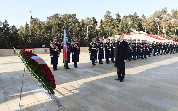 Президент Азербайджана Ильхам Алиев почтил светлую память шехидов 20 Января - Sputnik Азербайджан