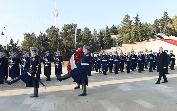 Президент Азербайджана Ильхам Алиев почтил светлую память шехидов 20 Января - Sputnik Азербайджан