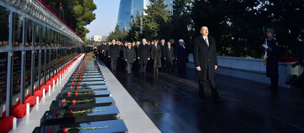 İlham Əliyev 20 Yanvar şəhidlərinin əziz xatirəsini yad edib - Sputnik Азербайджан