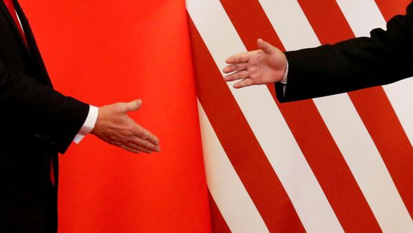 Президент США Дональд Трамп и президент Китая Си Цзиньпин пожимают друг другу руки после совместного выступления в Большом зале Народного собрания в Пекине, Китай, 9 ноября 2017 года - Sputnik Азербайджан