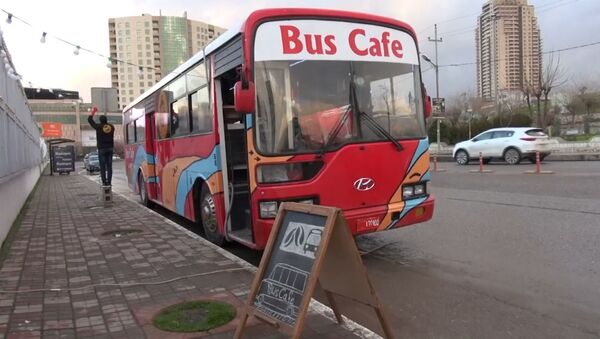 Два жителя Ирака открыли кафе прямо в автобусе - Sputnik Azərbaycan