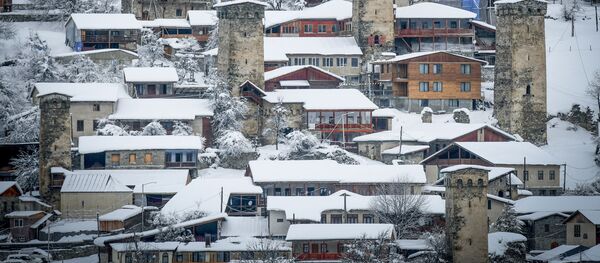 Сванские башни в поселке Местиа, Верхняя Сванетия Сванские башни в поселке Местиа, Верхняя Сванетия - Sputnik Азербайджан