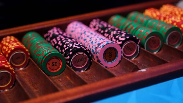 Фишки на игровом столе в казино - Sputnik Азербайджан