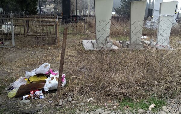 Кладбище в Товузе превратилось в заваленную мусором автостоянку - Sputnik Азербайджан