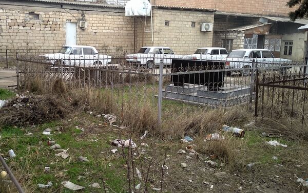 Кладбище в Товузе превратилось в заваленную мусором автостоянку - Sputnik Азербайджан