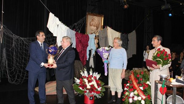 Xalq artisti Hacı İsmayılov 75 yaşını doğma teatrın səhnəsində qeyd edib - Sputnik Azərbaycan