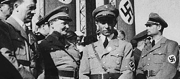 Адольф Гитлер (слева) со своими нацистскими командирами Германом Герингом (2-й слева), Иосифом Геббельсом (в центре) и Рудольфом Гессом (справа) - Sputnik Азербайджан