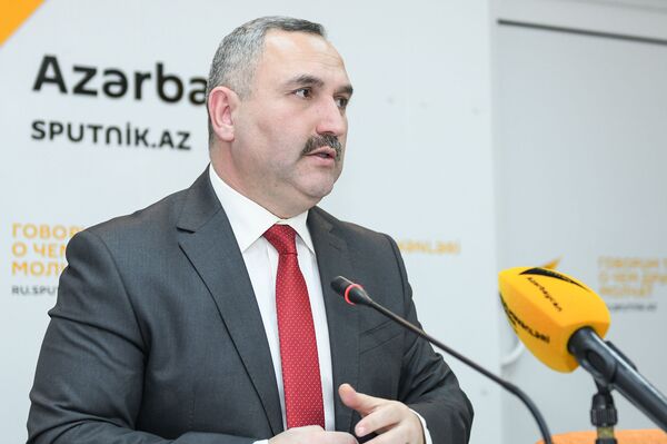 В Баку предложили запретить родителям останавливаться и парковаться у школ В Баку предложили запретить родителям останавливаться и парковаться у школ - Sputnik Азербайджан