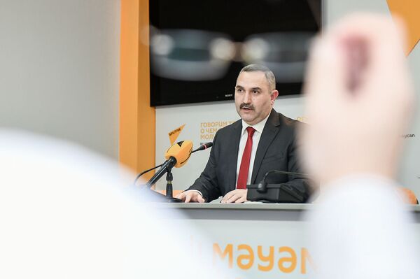 Эксперт в области транспорта председатель общественного объединения гуманитарной поддержки Хаят Азер Аллахверанов - Sputnik Азербайджан