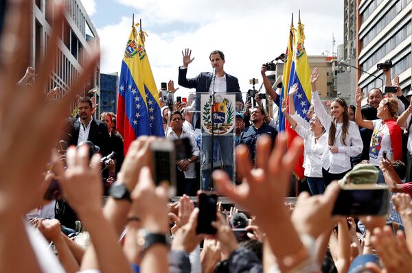 Лидер оппозиции Хуан Гуайдо во время митинга в Каракасе, Венесуэлла - Sputnik Азербайджан