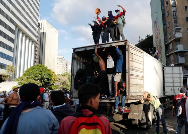 Протестующие против правительства президента Венесуэлы Николаса Мадуро в Каракасе, Венесуэла - Sputnik Азербайджан