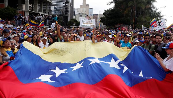 Протестующие против правительства президента Венесуэлы Николаса Мадуро в Каракасе, Венесуэла - Sputnik Азербайджан