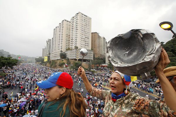 Сторонники оппозиции принимают участие в митинге против правительства президента Венесуэлы Николаса Мадуро в Каракасе, Венесуэла - Sputnik Азербайджан