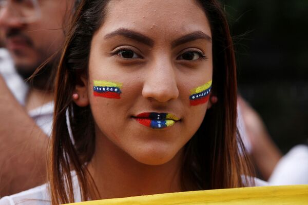 Девушка на митинге в поддержку лидера оппозиции Венесуэлы Хуана Гуайдо на площади Ватикана в Буэнос-Айресе, Аргентина - Sputnik Азербайджан