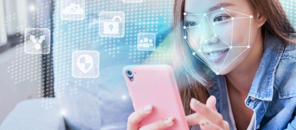 Девушка со смартфоном с системой распознавания лиц Девушка со смартфоном с системой распознавания лиц - Sputnik Азербайджан
