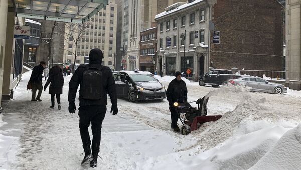 Люди гуляют по снегу в центре города Монреаль, Квебек - Sputnik Азербайджан