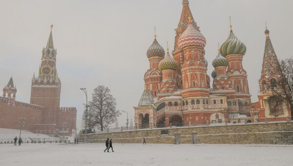 Собор Василия Блаженного на Красной площади в Москве во время снегопада - Sputnik Азербайджан