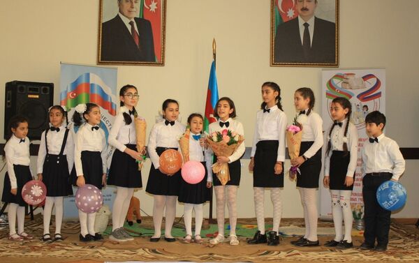 Учащиеся школ № 168 и 235 города Баку представили литературно-музыкальную композицию - Sputnik Азербайджан