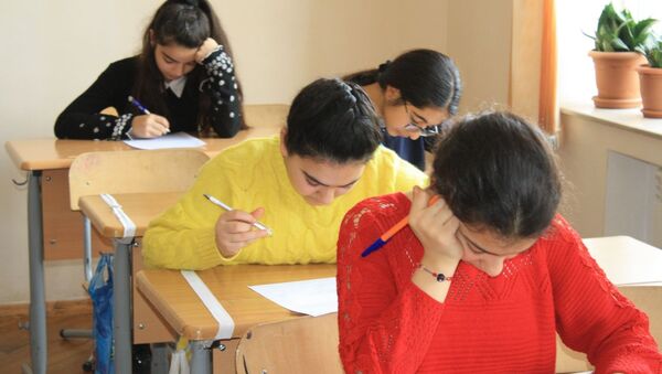 В школе № 168 города Баку прошел второй тур ХI республиканской Олимпиады по русскому языку и литературе - Sputnik Азербайджан