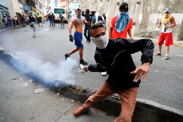 Столкновение манифестантов, подержавших служащих Национальной гвардии, и полиции в центре Каракаса, Венесуэла - Sputnik Азербайджан