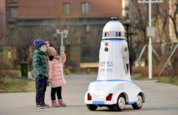 Дети рядом с роботом-патрульным на улице китайского города Хух-Хото, Внутренняя Монголия - Sputnik Азербайджан