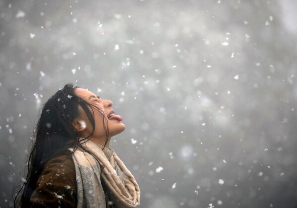 Девушка ловит ртом снег во время снегопада в Катманду, Непал - Sputnik Азербайджан