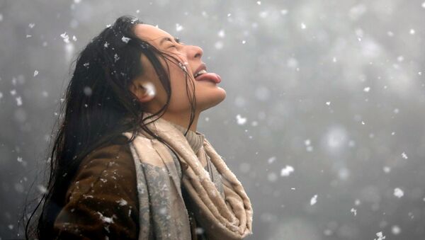 Девушка ловит ртом снег во время снегопада в Катманду, Непал - Sputnik Азербайджан