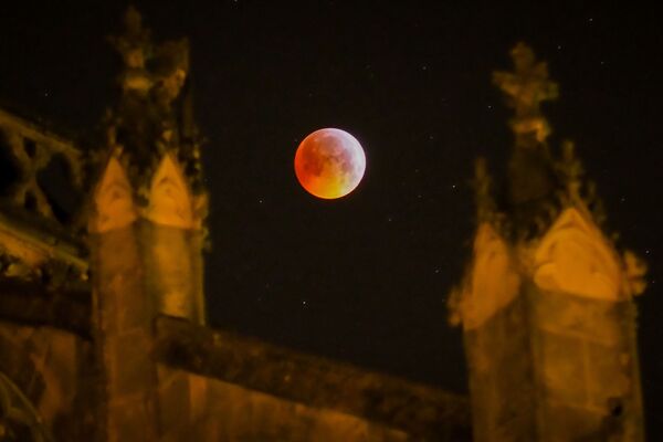 Кровавая луна, наблюдаемая сквозь башни Турского собора, Франция - Sputnik Азербайджан