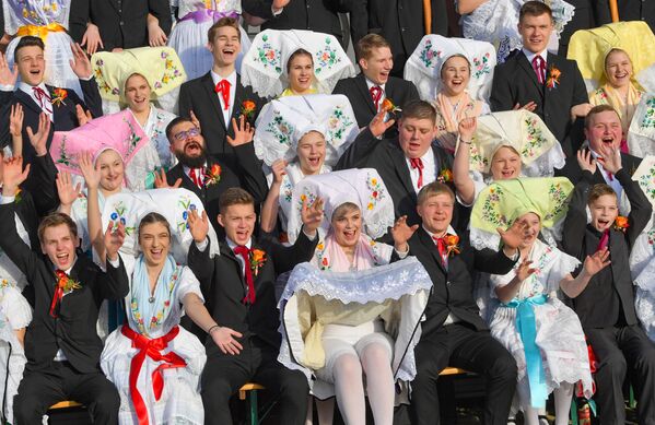 Участники фестиваля Zapust в национальных костюмах в Бурге, Германия - Sputnik Азербайджан