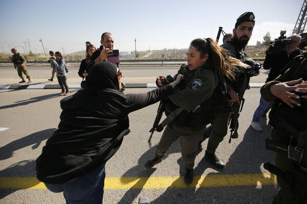 Протесты против недавно открытого маршрута 4370 по пути в Иерусалим, названного дорогой апартеида из-за разделения полос для израильских и палестинских водителей - Sputnik Азербайджан