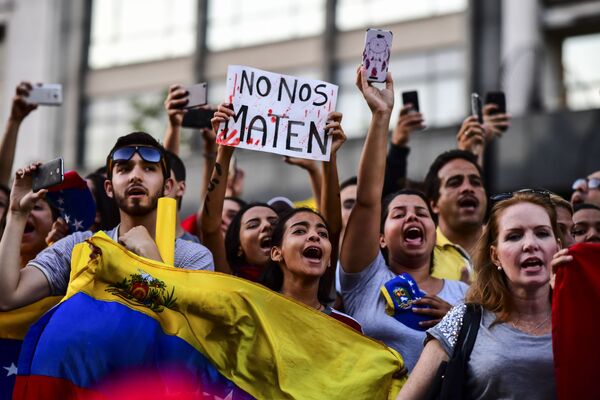 Демонстрация венесуэльцев в Буэнос-Айресе в поддержку самопровозглашения лидера оппозиции Хуана Гуайдо исполняющим обязанности президента Венесуэлы  - Sputnik Азербайджан