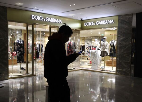 Шок, ужас, видео: китайцы прокляли Dolce & Gabbanna - Sputnik Азербайджан
