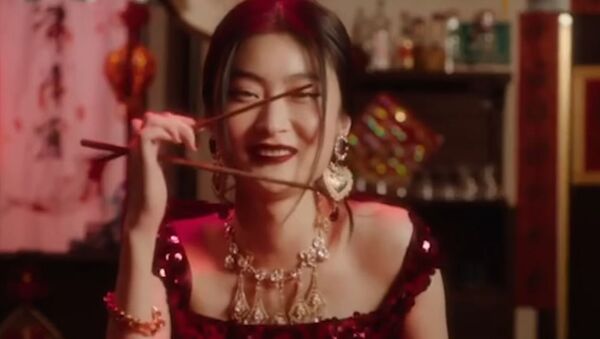 Китайская модель Zuo Ye в спорном промо-ролике Dolce & Gabbana - Sputnik Азербайджан