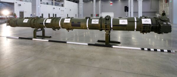 Компонент крылатой ракетной системы SSC-8 / 9M729 демонстрируется на брифинге под Москвой - Sputnik Азербайджан