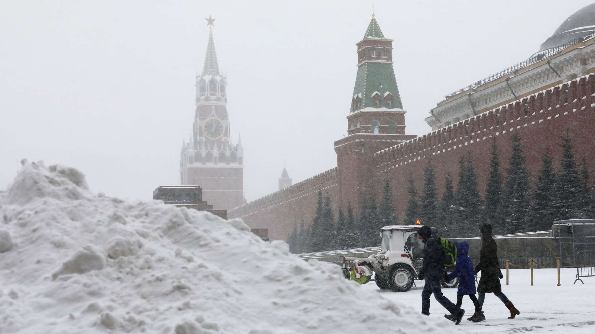 Снег на 9 мая в москве. Кремль снегопад. Снег в Москве. Снежная Москва. Москва под снегом.