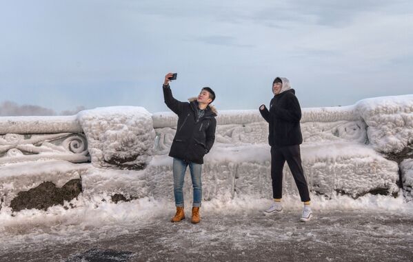 Люди фотографируются на фоне Ниагарского водопада в Канаде  - Sputnik Азербайджан
