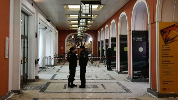 Сотрудники полиции дежурят у входа в Инженерный корпус Третьяковской галереи в Москве - Sputnik Азербайджан
