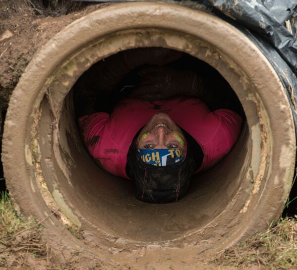 Участник гонки на выносливость Tough Guy в английском городке Вулвергемптон  - Sputnik Азербайджан