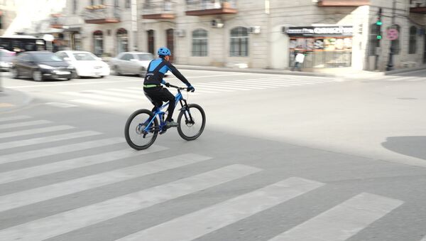 О шансе угодить под колеса очередной иномарки - говорят велосипедисты - Sputnik Азербайджан