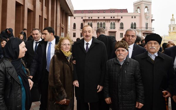 Президент Ильхам Алиев и первая леди Мехрибан Алиева на встрече с семьями шехидов - Sputnik Азербайджан