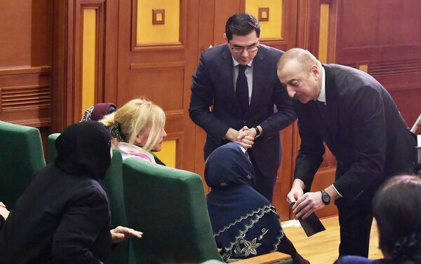 Президент Ильхам Алиев и первая леди Мехрибан Алиева на встрече с семьями шехидов - Sputnik Азербайджан
