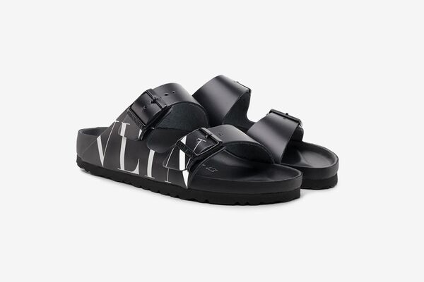 Valentino и Birkenstock выпустили коллаборацию Valentino и Birkenstock выпустили коллаборацию - Sputnik Азербайджан