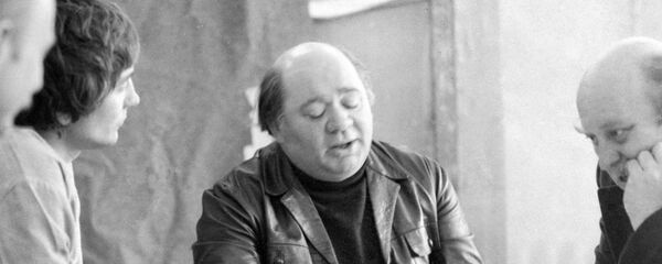 Актер Евгений Леонов (в центре) на репетиции пьесы польского драматурга В. Мысливского Вор в Московском театре им. Ленинского комсомола. Актер Евгений Леонов (в центре) на репетиции пьесы польского драматурга В. Мысливского Вор в Московском театре им. Ленинского комсомола. - Sputnik Азербайджан