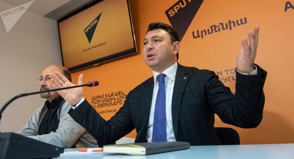 Пашинян попал в капкан Алиева в лифте - Шармазанов Пашинян попал в капкан Алиева в лифте - Шармазанов - Sputnik Азербайджан