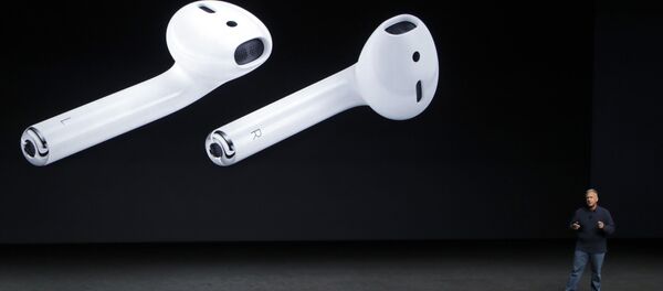 Старший вице-президент по маркетингу Apple Филипп Шиллер рассказывает об AirPods на презентации новых продуктов в Сан-Франциско. Архивное фото Старший вице-президент по маркетингу Apple Филипп Шиллер рассказывает об AirPods на презентации новых продуктов в Сан-Франциско. Архивное фото - Sputnik Азербайджан