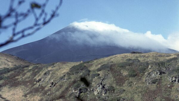Вулкан Сарычева - один из наиболее активных вулканов в архипелаге Курильских островов - Sputnik Азербайджан