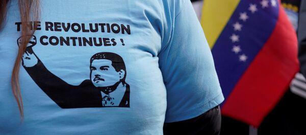 Активисты протестуют против вмешательства администрации Трампа в политику Венесуэлы перед Белым домом в Вашингтоне, США, 26 января 2019 Активисты протестуют против вмешательства администрации Трампа в политику Венесуэлы перед Белым домом в Вашингтоне, США, 26 января 2019 - Sputnik Азербайджан