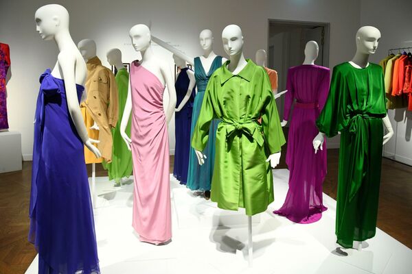 Катрин Денев продает свою коллекцию Yves Saint Laurent. Всю Катрин Денев продает свою коллекцию Yves Saint Laurent. Всю - Sputnik Азербайджан
