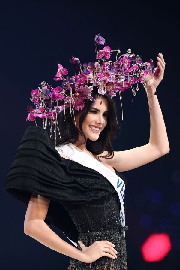 Марием Веласко из Венесуэлы на конкурсе «Мисс Интернешнл 2018»  в Токио - Sputnik Азербайджан